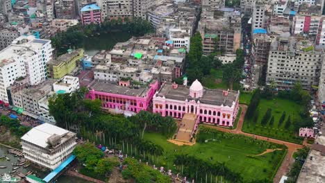 Antena-Del-Palacio-Ahsan-Manzil-En-El-Centro-De-La-Ciudad-De-Dhaka,-Bangladesh