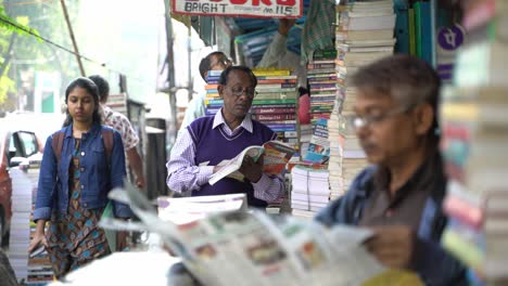 College-Street-Es-Uno-De-Los-Mercados-De-Venta-De-Libros-Más-Grandes-De-Asia.