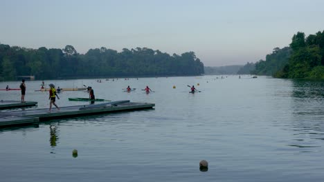 Estudiantes-Practicando-Piragüismo-Y-Kayak-En-El-Contexto-De-Una-Hermosa-Vista-Serena-En-El-Embalse-De-Macritchie-En-Singapur