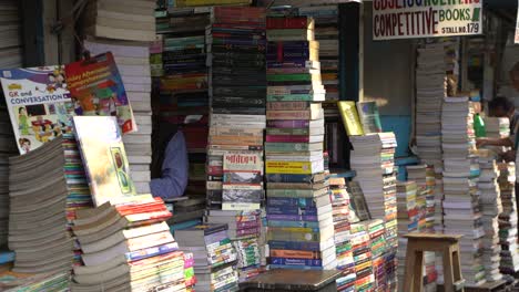 College-Street-Es-Uno-De-Los-Mercados-De-Venta-De-Libros-Más-Grandes-De-Asia.