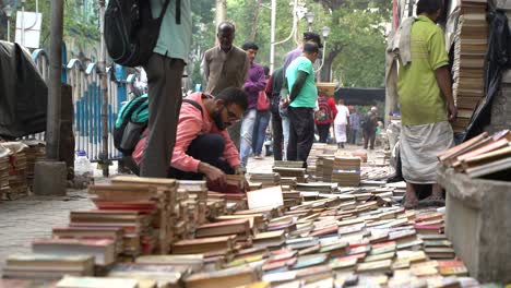 Se-Venden-Libros-En-Las-Aceras-De-College-Street,-Kolkata.