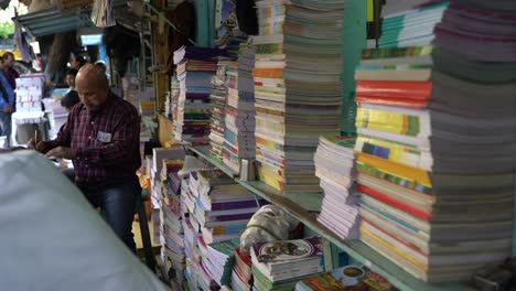 College-Street-Es-Uno-De-Los-Mercados-De-Venta-De-Libros-Más-Grandes-De-Asia.