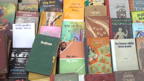 Books-are-being-sold-on-the-pavements-of-College-Street,-Kolkata