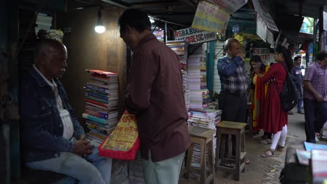 College-Street-Es-Uno-De-Los-Mercados-De-Venta-De-Libros-Más-Grandes-De-Asia.