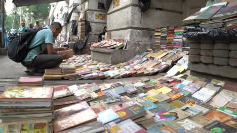 Auf-Den-Bürgersteigen-In-Den-Straßen-Von-Kalkutta-Werden-Alte-Bücher-Verkauft