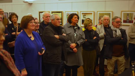 Un-Grupo-De-Espectadores-Blancos-De-Alto-Nivel-Con-Los-Brazos-Cruzados-Escuchando-Durante-La-Presentación.