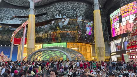 Gran-Multitud-De-Personas-En-Orchard-Road-Para-La-Celebración-De-La-Víspera-De-Navidad