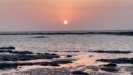 Cámara-Aérea-Drone-Toma-Cinematográfica-Chopta-Utrakhand-Por-La-Noche-El-Sol-Se-Pone-Y-Muchas-Olas-Son-Visibles-En-El-Agua