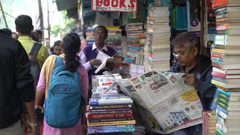 College-Street-Es-Uno-De-Los-Mercados-De-Venta-De-Libros-Más-Grandes-De-Asia.