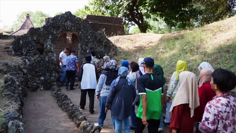 Los-Turistas-Vacacionan-En-La-Atracción-Turística-De-La-Cueva-Sunyaragi-En-Cirebon,-Indonesia,-Durante-Las-Vacaciones-De-Navidad-Y-Año-Nuevo.