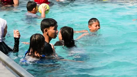 Vacaciones-Familiares-Nadando-En-Piscinas-De-Hoteles-Y-Restaurantes-En-Atracciones-Turísticas-En-Cirebon,-Java-Occidental,-Indonesia-En-El-Verano-Durante-La-Temporada-Navideña-Y-De-Año-Nuevo