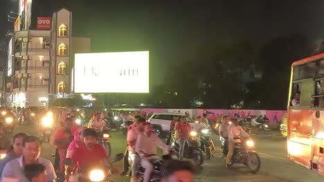 Un-Sot-Cinematográfico,-Una-Escena-Nocturna-Donde-Se-Ven-Bicicletas-De-Dos-Ruedas-En-Abundancia-En-La-Carretera-De-La-Ciudad-De-Rajkot.