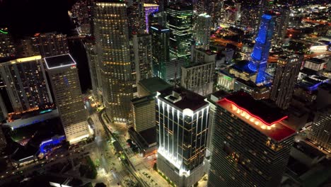 Un-Cautivador-Paisaje-Urbano-De-Miami-Por-La-Noche,-Destacando-Los-Edificios-Emblemáticos-Y-El-Ajetreo-Del-Tráfico-De-La-Avenida