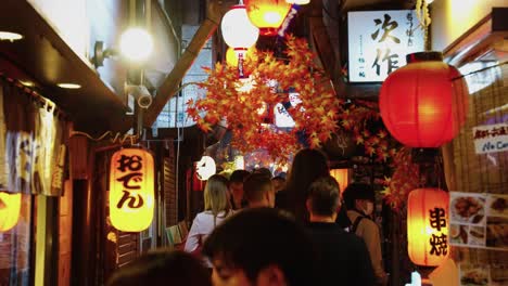 Omoide-Yokocho,-Auch-Bekannt-Als-„Piss-Verbündeter“,-Zeitlupenaufnahme-Von-Yakitori-Und-Trinkbars