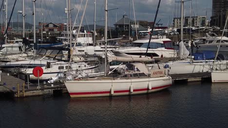 Un-Grupo-De-Barcos-En-El-Puerto-Deportivo-De-Swansea.