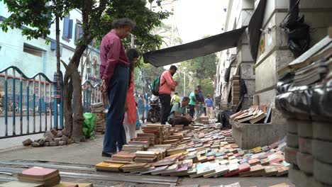 Alte-Bücher-Werden-Auf-Den-Gehwegen-Der-College-Street-In-Kalkutta-Verkauft