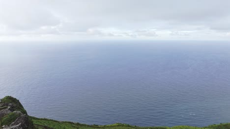 Un-Hombre-Adulto-Está-Bailando-En-Medio-De-La-Naturaleza-En-Una-Gran-Roca-En-La-Isla-De-Azores---Disparo-De-Un-Dron