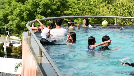 Familienurlaub-Mit-Schwimmen-In-Hotelschwimmbädern-Und-Restaurants-An-Touristenattraktionen-In-Cirebon,-West-Java,-Indonesien-Im-Sommer-Während-Der-Weihnachts--Und-Neujahrsferienzeit