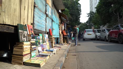 Auf-Den-Bürgersteigen-In-Den-Straßen-Von-Kalkutta-Werden-Alte-Bücher-Verkauft