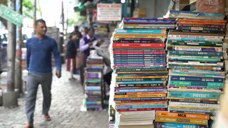 Se-Venden-Libros-Antiguos-En-Las-Aceras-De-Las-Calles-De-Calcuta.