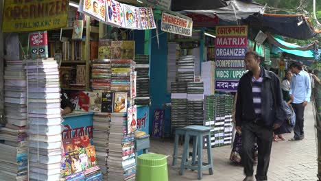 College-Street-Es-Uno-De-Los-Mercados-De-Venta-De-Libros-Más-Grandes-De-Asia.