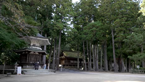 Turistas-Vistos-Junto-A-Rokkaku-Kyozo,-Una-Gran-Rueda-De-Oración-En-El-Complejo-Del-Templo-Danjo-Garan,-El-Centro-De-Koyasan