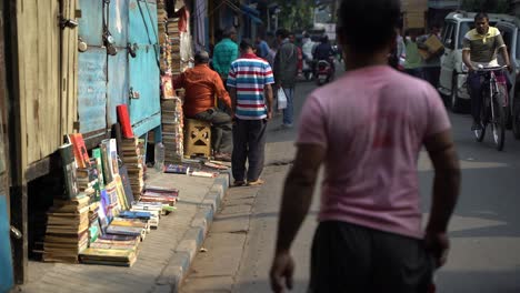 Se-Venden-Libros-Antiguos-En-Las-Aceras-De-Las-Calles-De-Calcuta.