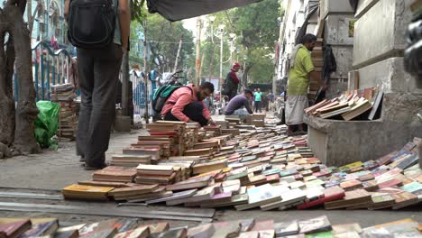 Se-Venden-Libros-En-Las-Aceras-De-College-Street,-Kolkata.