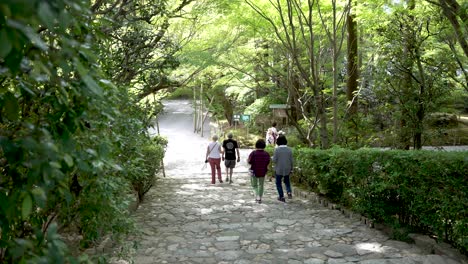 Un-Par-De-Turistas-Bajando-Las-Escaleras-Después-De-Salir-Del-Templo-Ryoanji-Para-Explorar-Los-Jardines-Circundantes