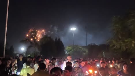 Toma-Cinematográfica,-La-Gente-Está-Celebrando-El-Espectáculo-Del-Festival-De-Petardos-En-Un-Gran-Terreno-Por-La-Noche