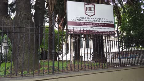 Edificio-De-Exhibición-De-Entrada-A-La-Escuela-Pública-En-Buenos-Aires,-Argentina,-Ciudad-De-Flores