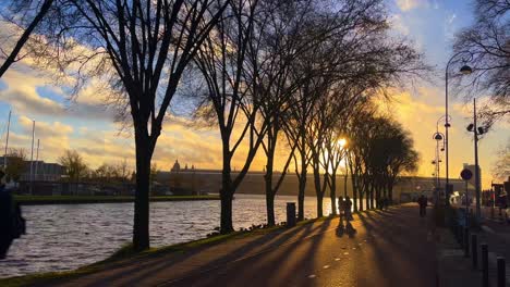 Hermosa-Puesta-De-Sol-De-Invierno-En-Amsterdam-Noord-Con-Vista-Al-Canal-Y-A-La-Estación-Central