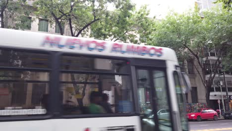 Toma-De-Establecimiento-De-La-Fachada-De-Un-Edificio-De-Escuela-Pública-En-La-Calle-De-La-Ciudad-De-Buenos-Aires,-Argentina.