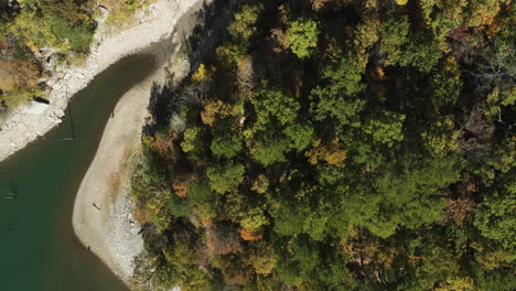 Bird's-Eye-View-Of-Lake-And-Forest-During-Autumn-In-Eagle-Hollow,-AR,-USA---Drone-Shot