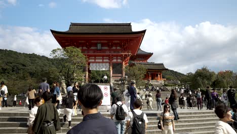 Touristen-Stehen-Um-Treppen-Herum,-Die-Zum-Niomon-Tor-In-Kiyomizu-Dera-In-Kyoto-Führen