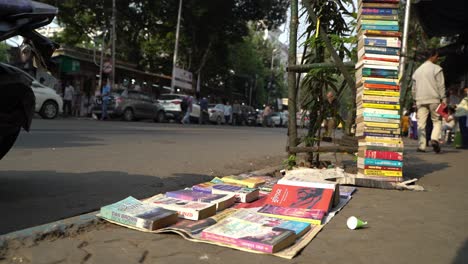 Se-Venden-Libros-Antiguos-En-Las-Aceras-De-Las-Calles-De-Calcuta.