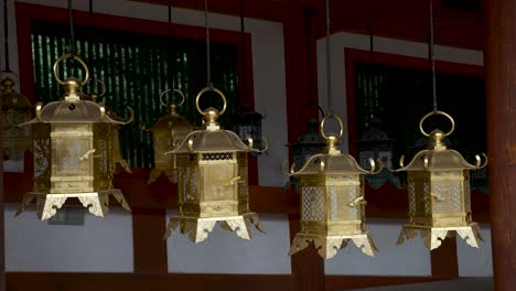 Reihe-Goldener-Japanischer-Laternen-Am-Kasuga-Taisha-Schrein