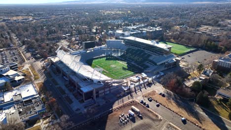 órbita-Aérea-De-Drones-Del-Estadio-Canvas-En-La-Universidad-Estatal-De-Colorado-En-Fort-Collins,-Colorado,-Estados-Unidos