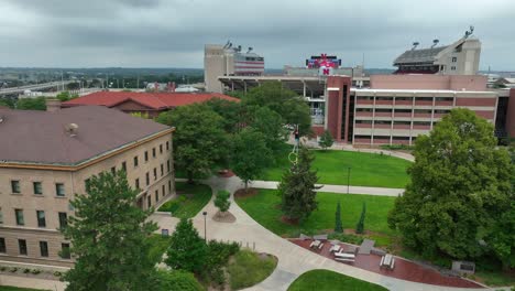 Universidad-De-Nebraska-Con-Vista-Al-Estadio-Conmemorativo-Con-El-Logo-N-En-Un-Día-De-Verano-En-Lincoln,-NE