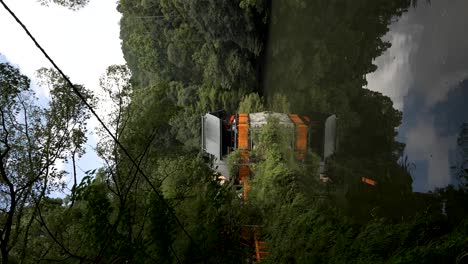 Kumataka-Schrein-Neben-Shin-Ike-Bei-Fushimi-Inari-Taisha,-Umgeben-Von-Waldbäumen