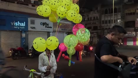 POV-Aufnahme-Eines-Bruders-Mit-Einem-Luftballon,-Der-Bunte-Luftballons-Verkauft