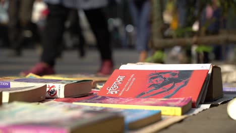 Auf-Den-Bürgersteigen-In-Den-Straßen-Von-Kalkutta-Werden-Alte-Bücher-Verkauft