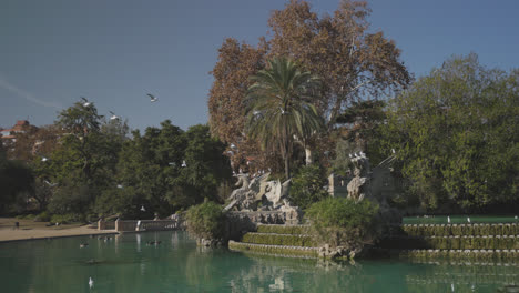 Serenidad-En-Cámara-Lenta:-Pájaros-En-El-Parque-De-La-Ciutadella,-Barcelona