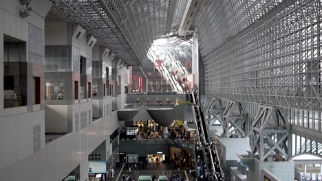 Vista-Diurna-Dentro-Del-Atrio-Del-Pasillo-Central-En-La-Estación-De-Kyoto-Desde-El-Nivel-Superior-Del-Extremo-Oeste