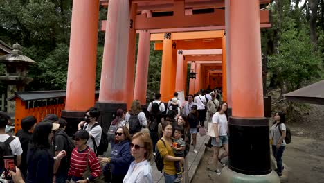 Geschäftige-Menschenmassen-Laufen-Durch-Den-Tunnel-Der-Torii-Tore-Bei-Fushimi-Inari-Taisha