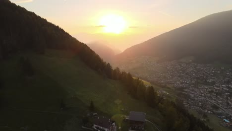 Malerische-4K-Luftaufnahmen,-Aufgenommen-Mit-Einer-DJI-Drohne-In-Den-Italienischen-Alpen,-Dolomiten