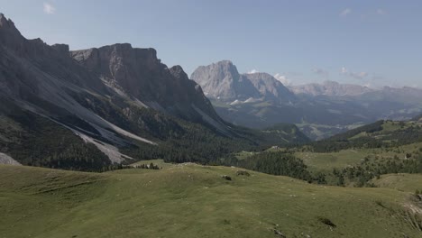 Scenic-4k-aerials-shot-on-DJI-drone-in-the-Italian-alps,-Dolomites