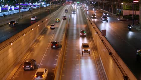 Situación-Del-Tráfico-Nocturno-En-Una-De-Las-Principales-Vías-De-La-Ciudad-De-Bangkok,-Tailandia