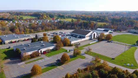 Die-Just-in-Time-Recreation-Bowlingbahn-Wurde-Aufgrund-Einer-Massenschießerei-In-Lewiston,-Maine,-USA,-Vorübergehend-Geschlossen