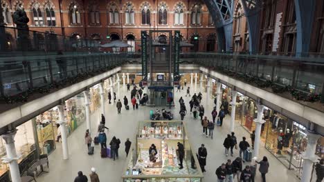 Blick-Von-Der-Oberen-Wartehalle-Auf-Pendler-Und-Käufer-Am-Bahnhof-St.-Pancras-Im-Dezember